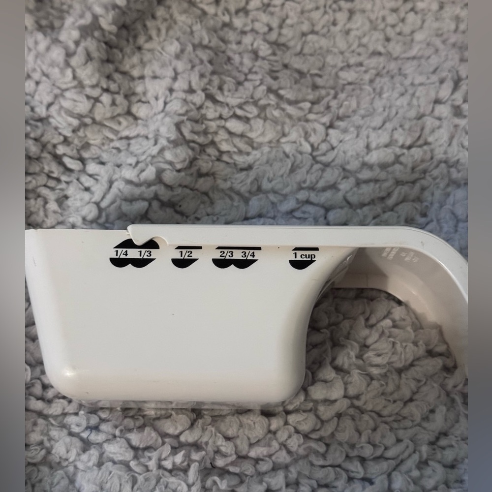 The Pampered Chef Vintage Hen Logo White Adjustable Measuring Cup - Picture 4 of 4